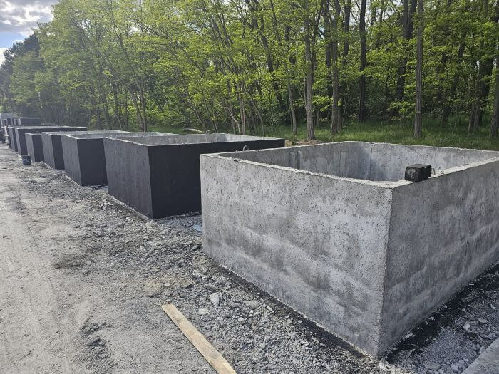 Plac produkcyjny z szambami betonowymi Bystrzyca Kłodzka gotowymi do transportu